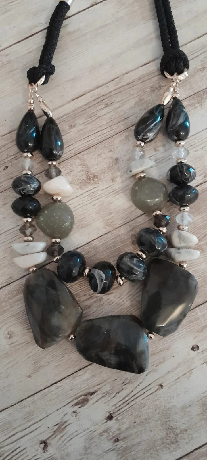 Collar de perlas de resina y cordón negro colores de las perlas: negro, gris, crema y caqui, Bohème – photo 3